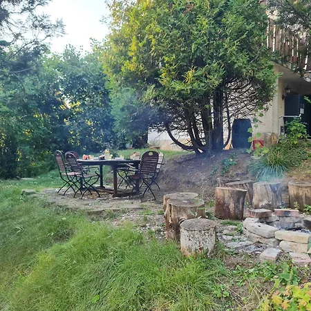 Egig Ero Fa Vendeghaz بيت للعطل